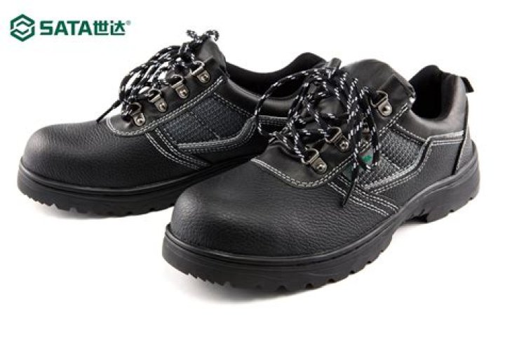 Are closed toe shoes PPE?