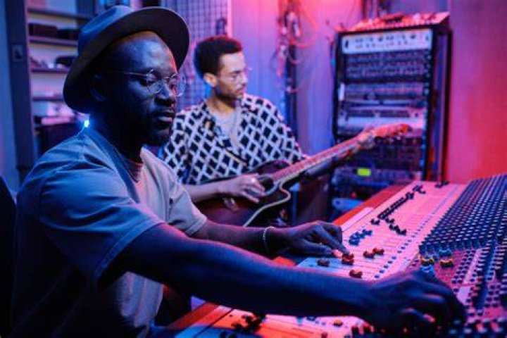 Are music producers independent contractors?