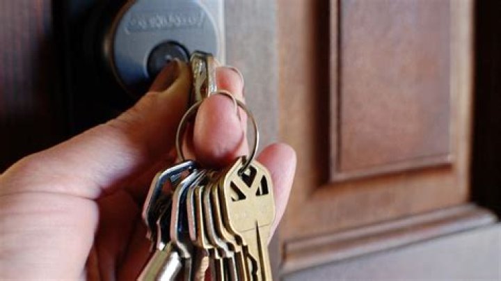 Can 2 different keys open the same lock?