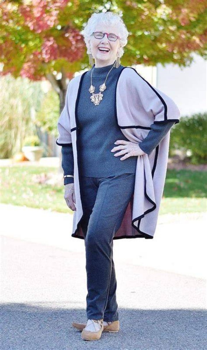 Can 70 year old wear leggings?