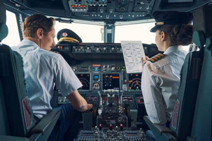 Can a 5 foot person be a pilot?