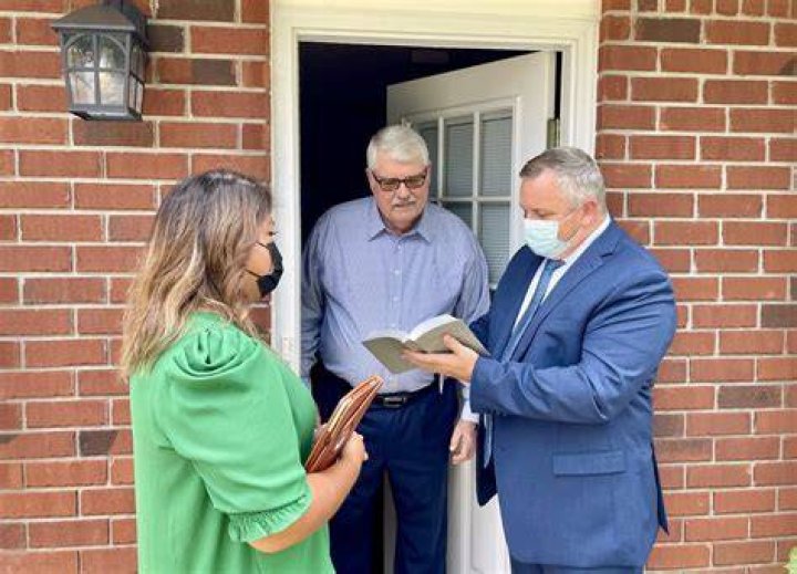 Can a Jehovah Witness go to a Christmas party?