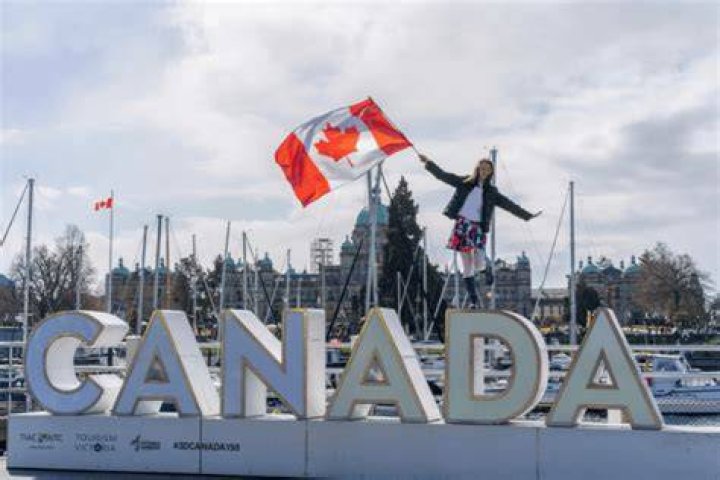 Can foreigner buy property in Toronto?