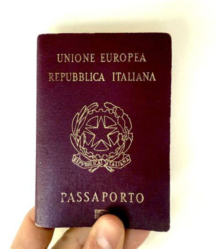 Can I live in Italy with an Italian passport?