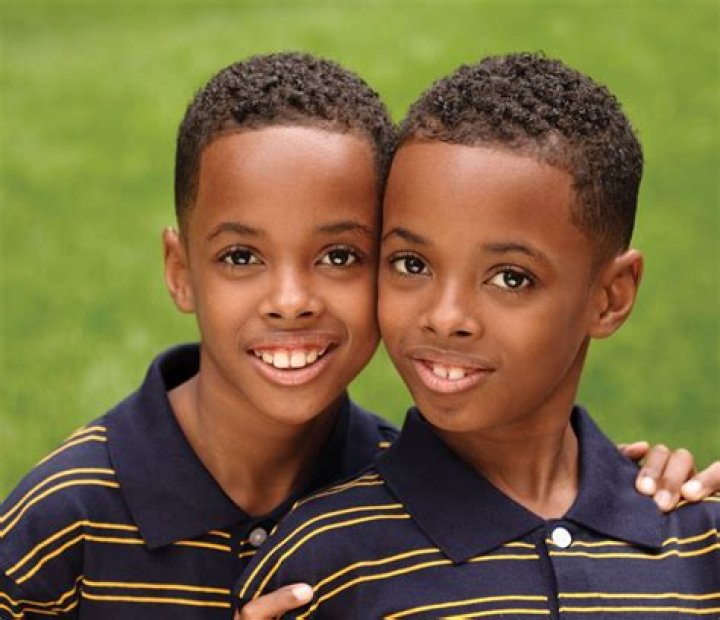 Can identical twins gain weight differently?