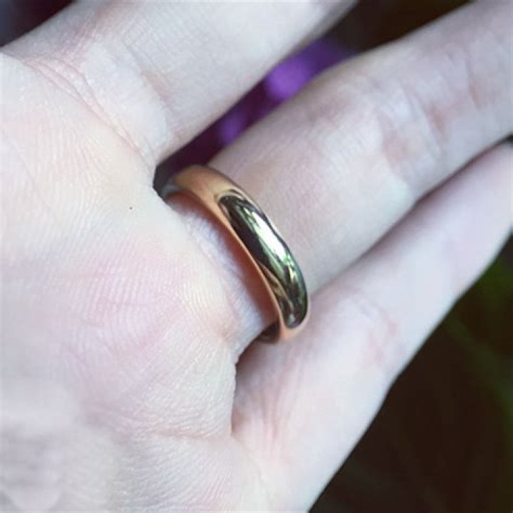 Can real gold turn your skin black?