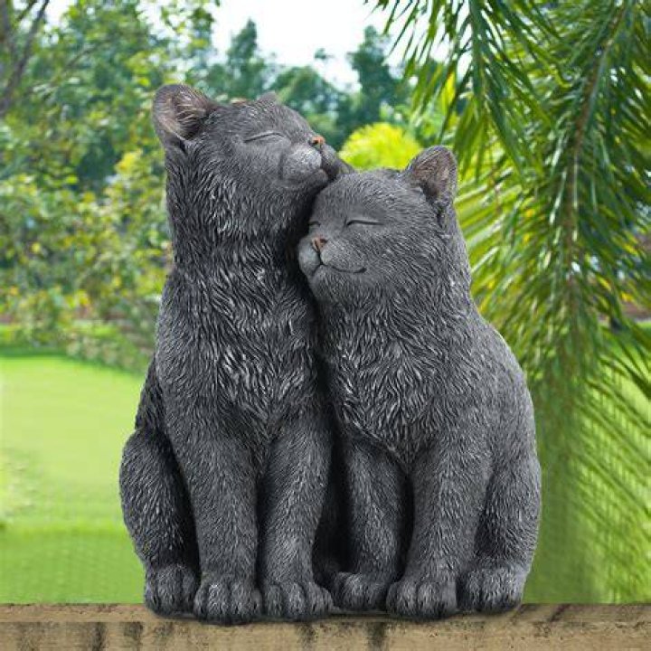 Can resin statues be left out in winter?