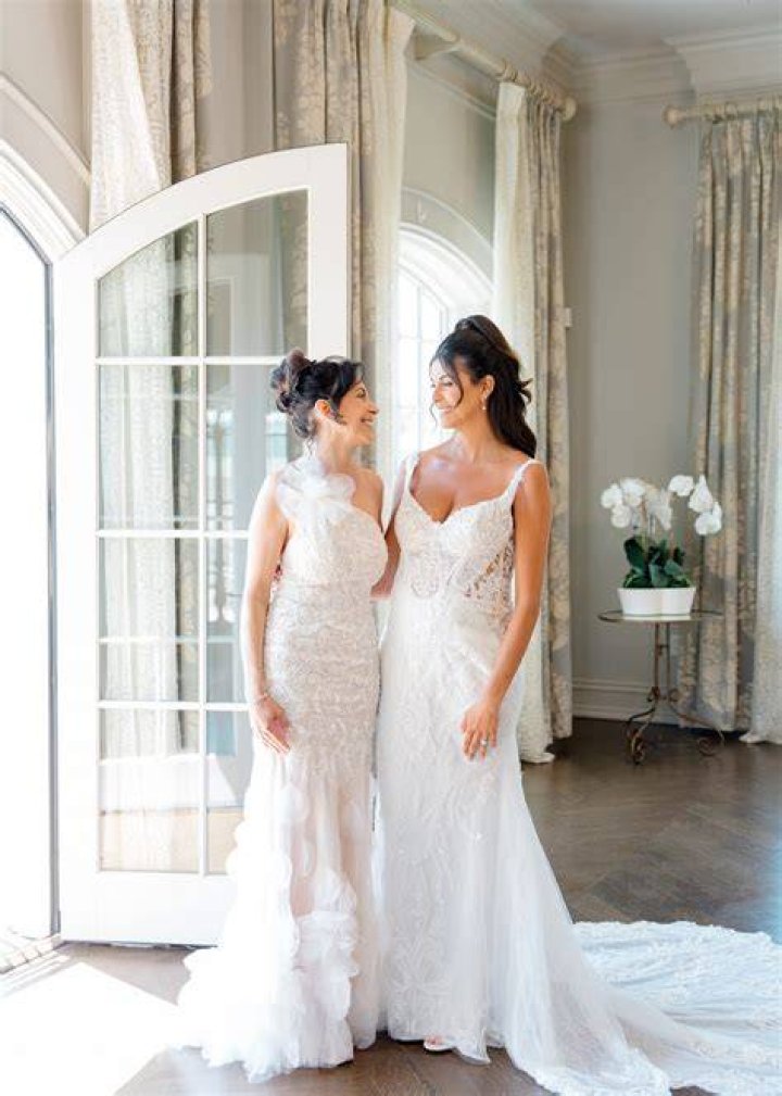 Can the mother of the bride wear white?