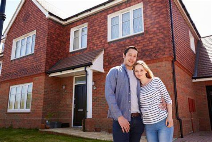 Can unmarried couples live together?