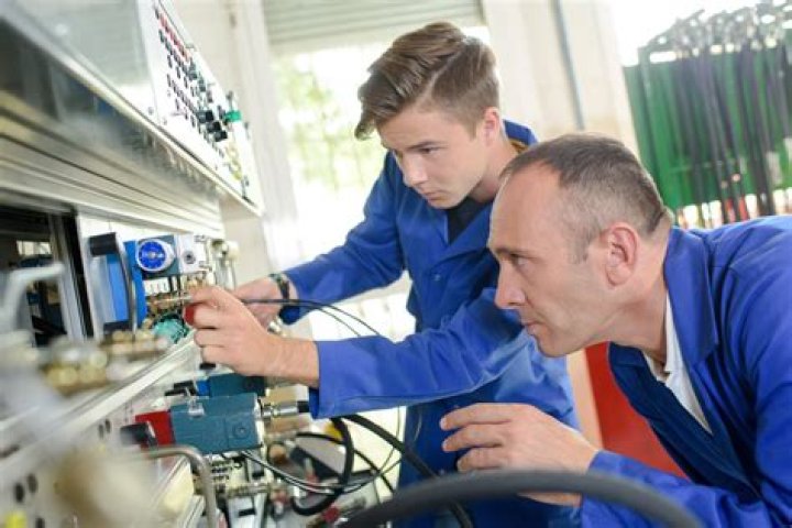Can you become a mechanical engineer without a degree?