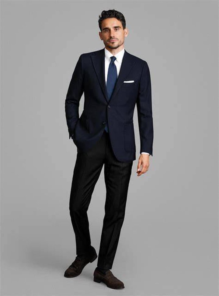 Can you wear a black tie with blue pants?