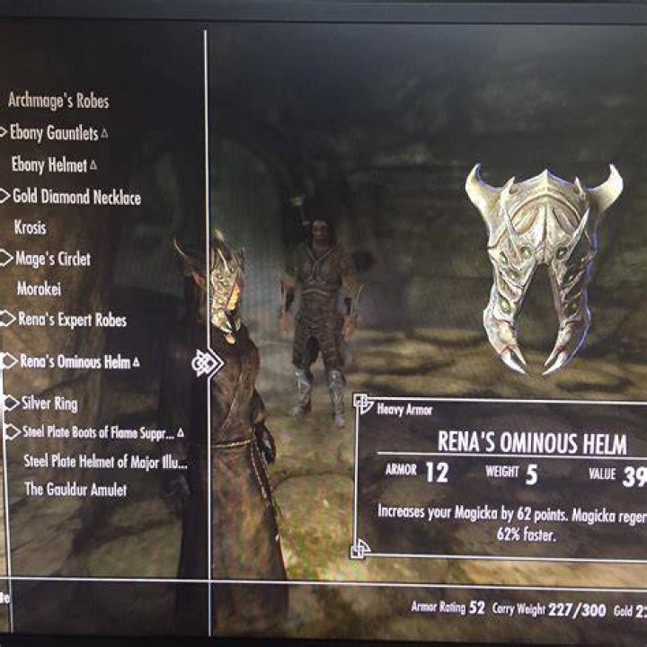 Can you wear a circlet and a helmet in Skyrim?