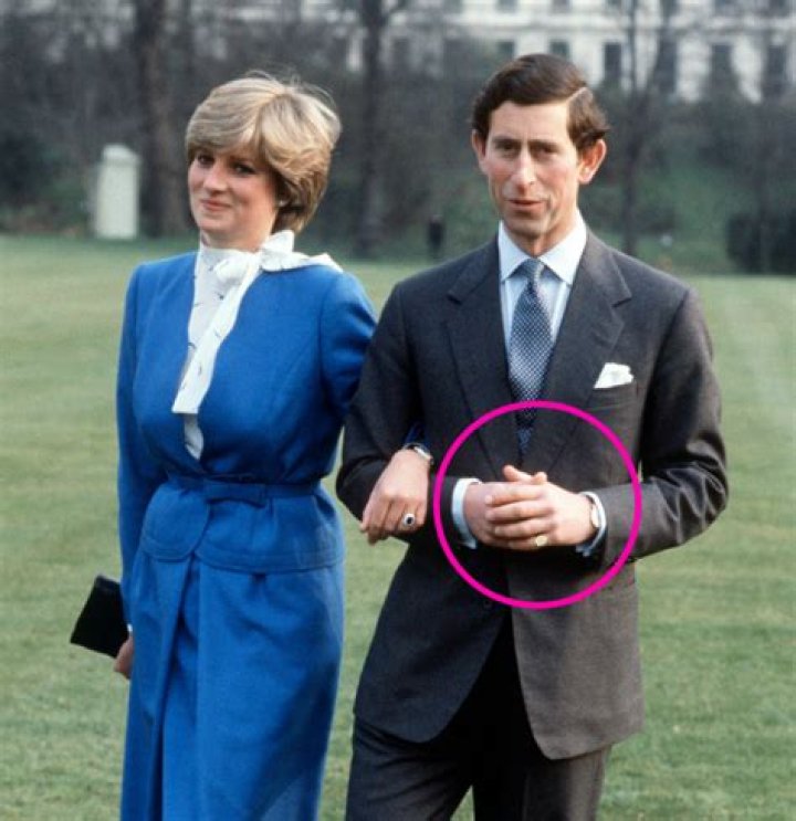 Did Charles gave Diana a signet ring?