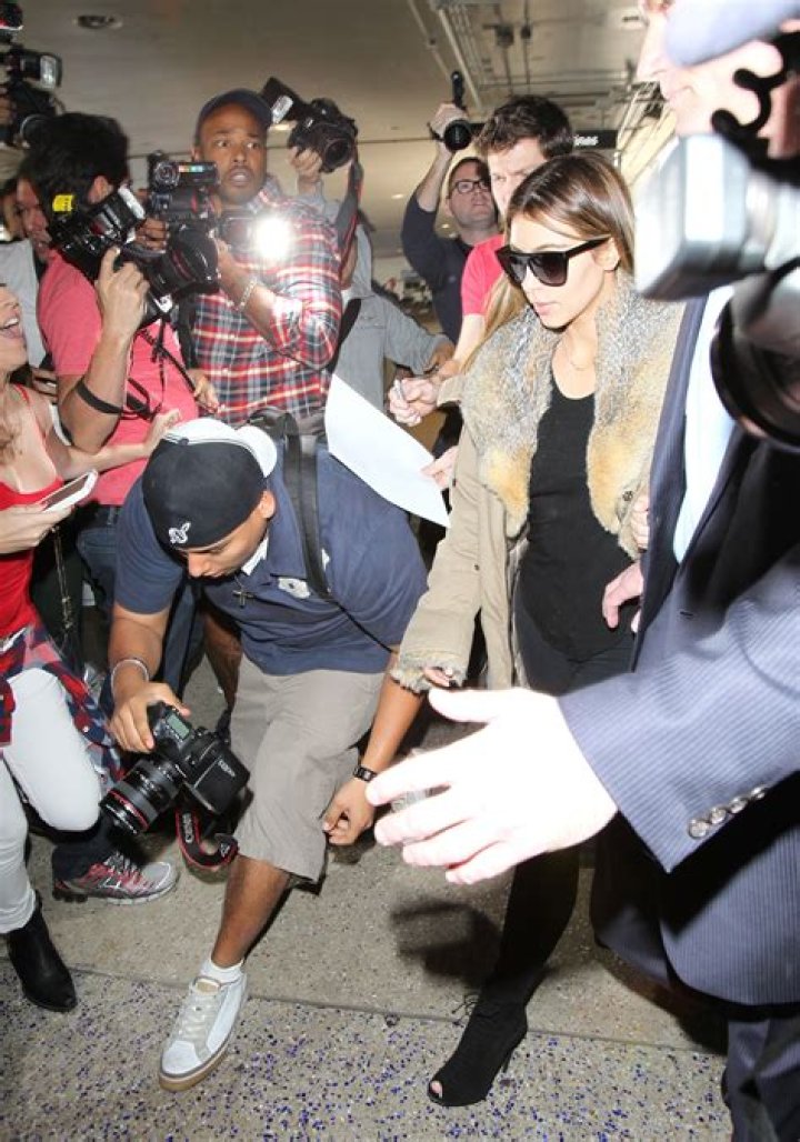 Do celebrities pay paparazzi?