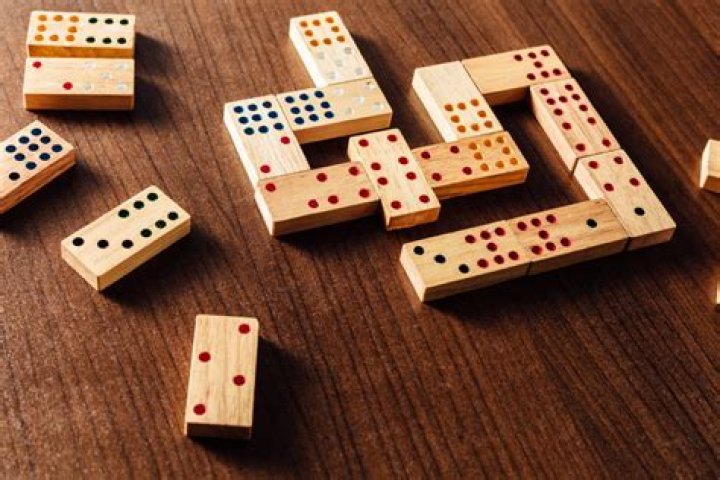 Do Chinese people play dominoes?