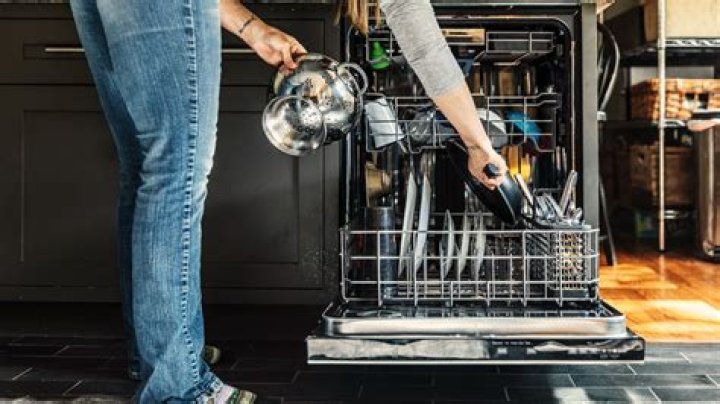 Do dishwashers get tipped out?