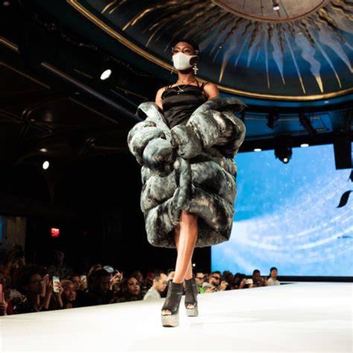 Do fashion shows make money?