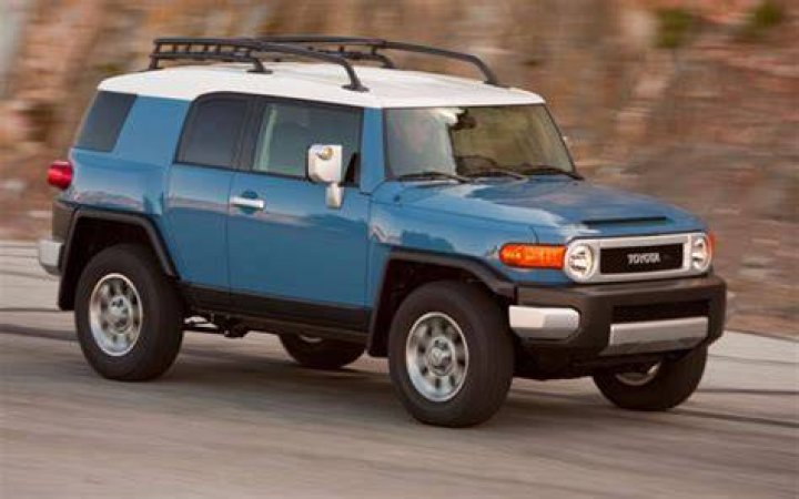 Do FJ Cruisers come with lockers?