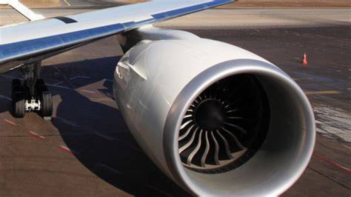 Do jet engines need oil changes?