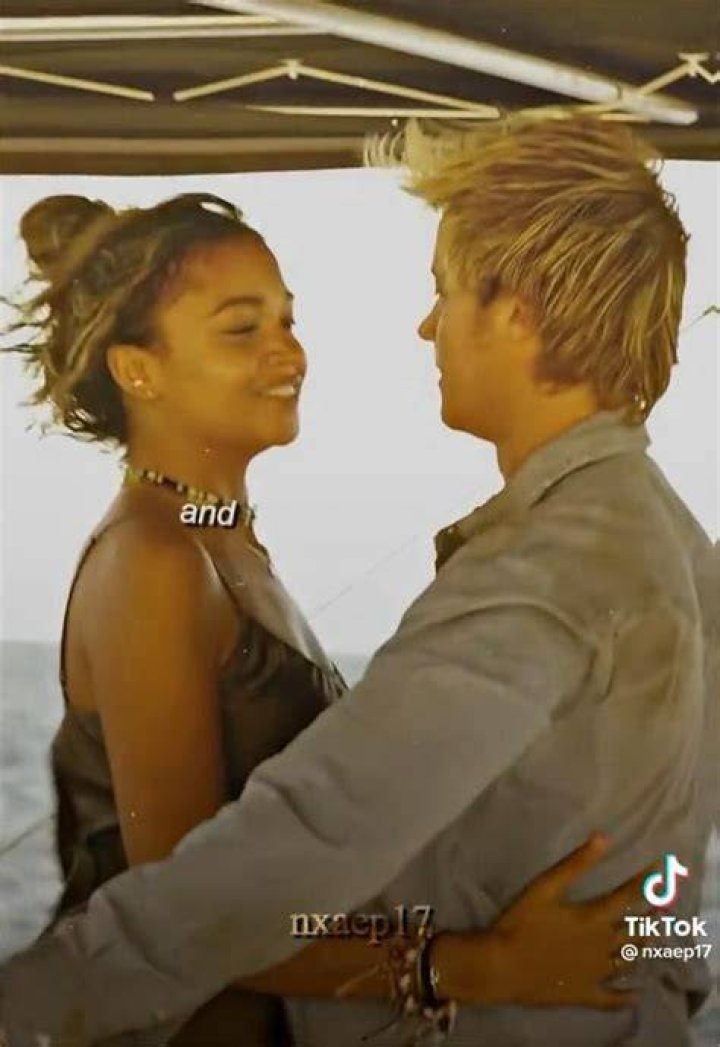Do Kie and JJ kiss in season 2 of Outer Banks?