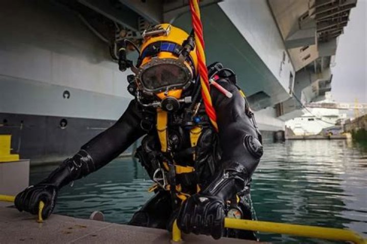 Do navy divers get extra pay?