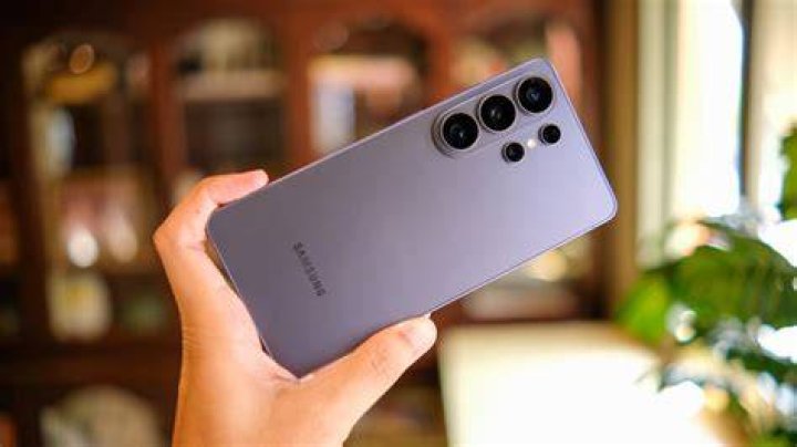 Do Samsung or iPhones last longer?