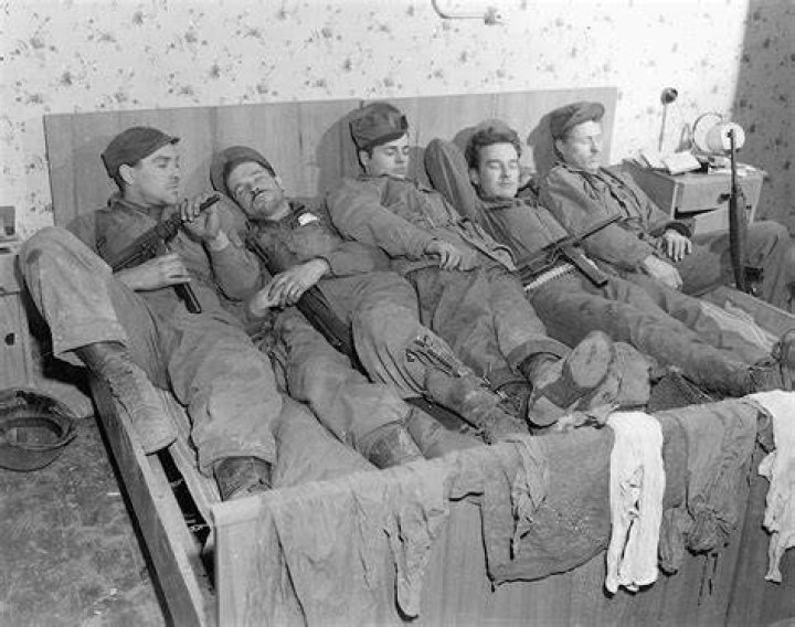 Do soldiers sleep during war?