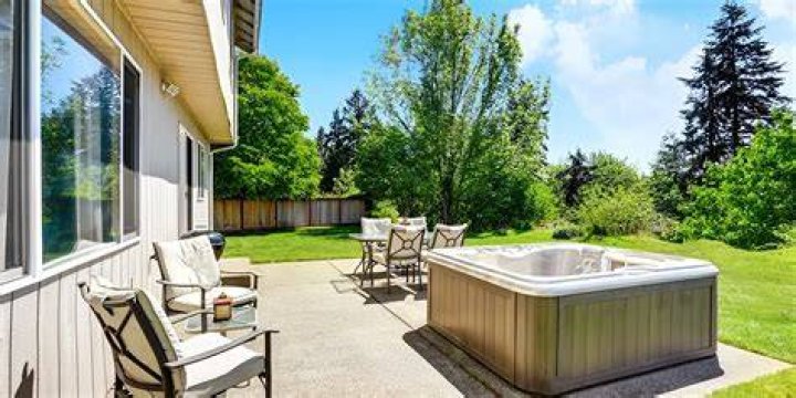 Does a hot tub have to sit on concrete?