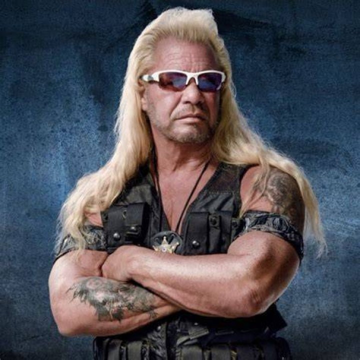 Does anyone on Dog the bounty Hunter carry a gun?