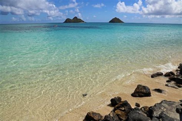 Does Hawaii have clear blue water?