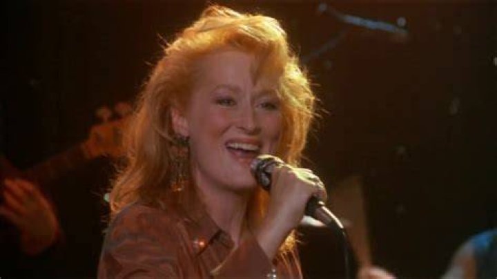Does Meryl Streep do her own singing in Postcards from the Edge?