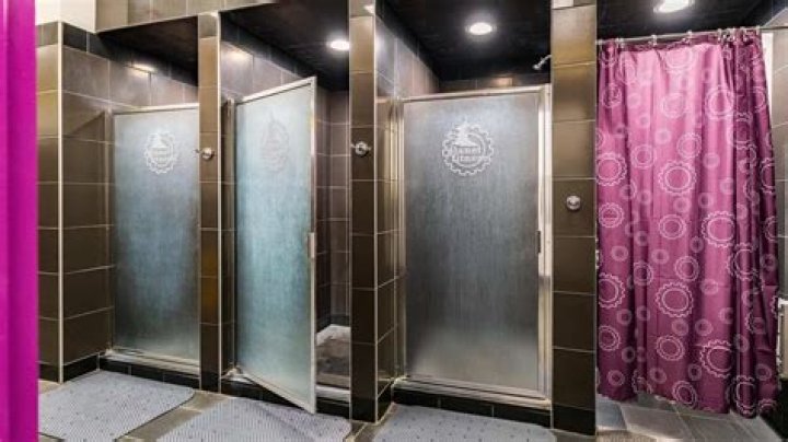 Does NYU gym shower?