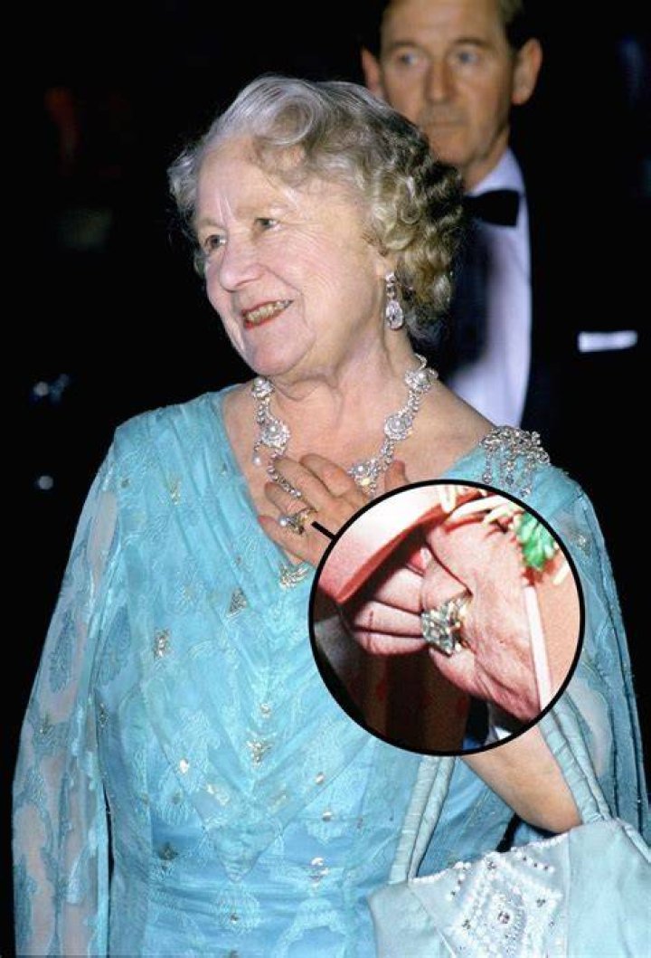 Does Queen Elizabeth wear a wedding ring?
