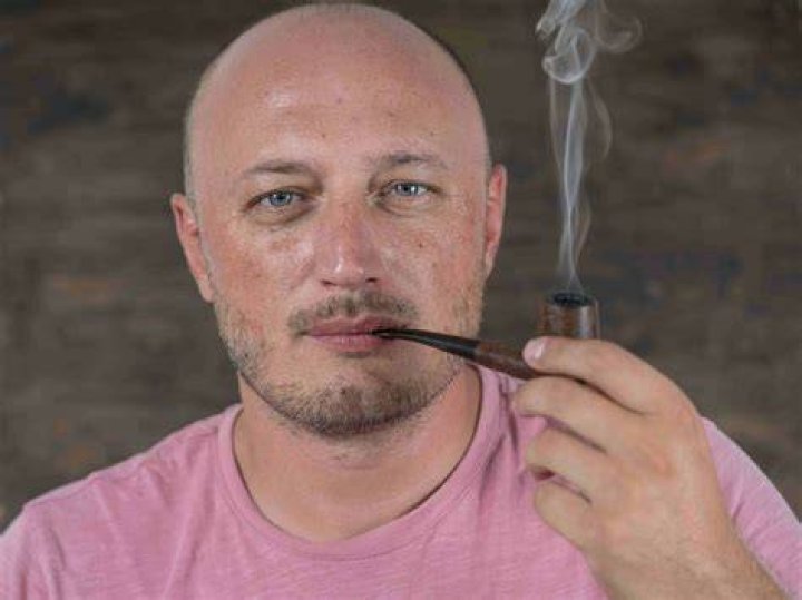 Does smoking thin your hair?