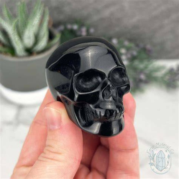 Does the Obsidian skull protect from lava?