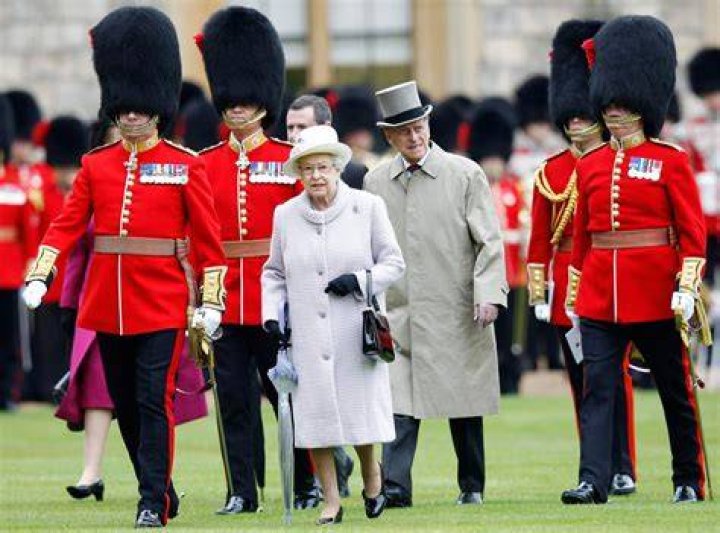 Does The Queen have armed bodyguards?