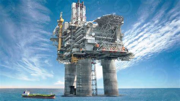 How big are offshore oil rigs?