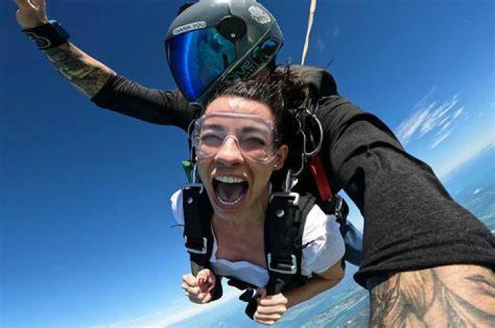 How can I look good in skydiving?