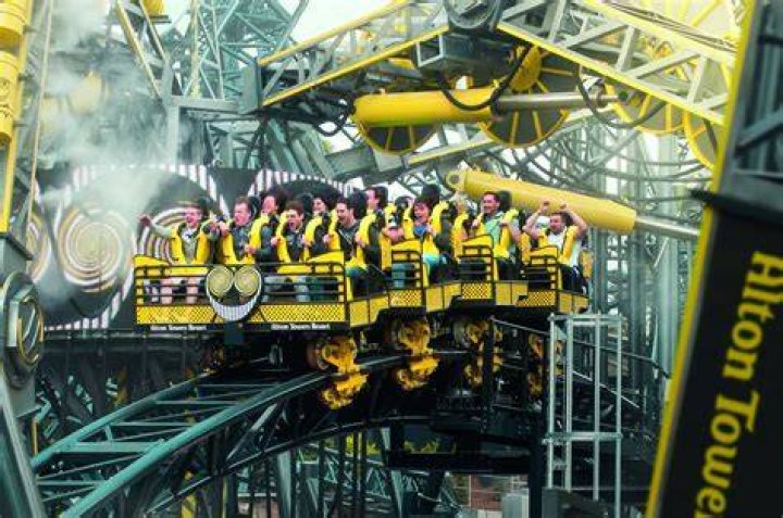 How do Alton Towers monitor customer service?