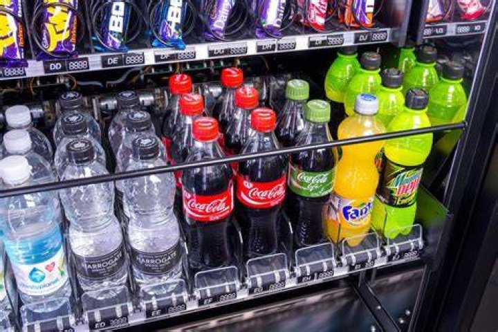 How do drinks stay cold in a vending machine?