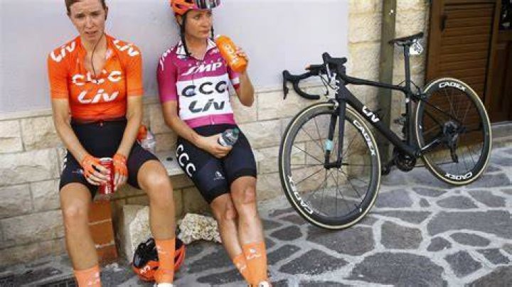 How do female cyclists pee?