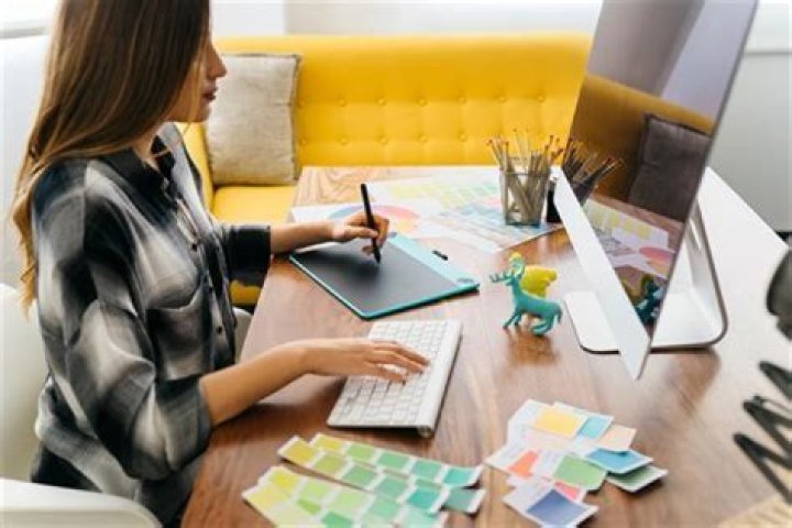 How do freelance artists start out?