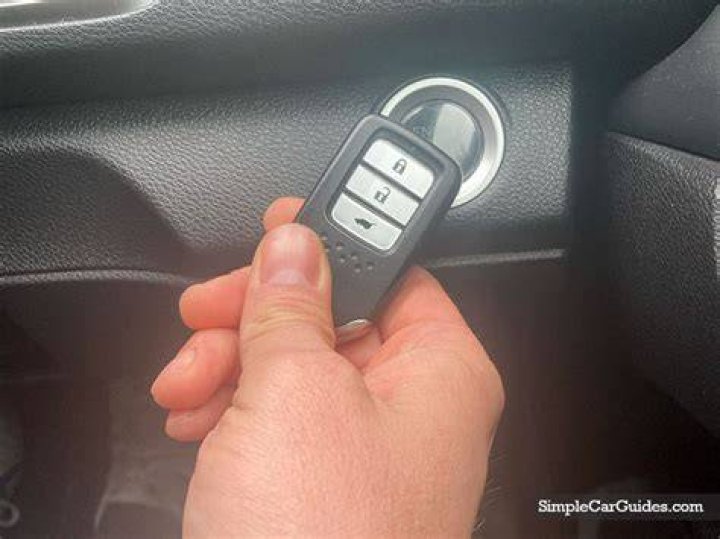How do I start my Honda key fob if dead?