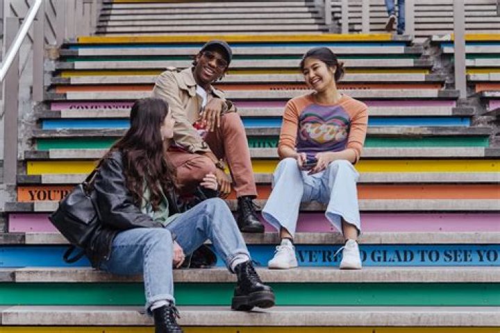 How do international students find friends?