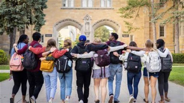 How do international students make friends?