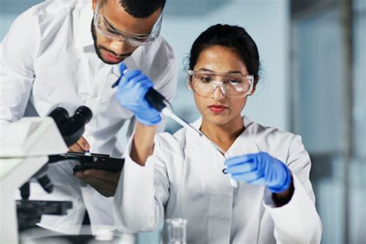 How do you become a genetic scientist?