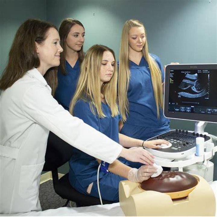 How do you become a vascular sonographer?