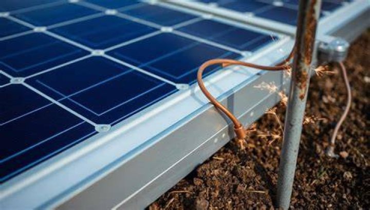 How do you ground a solar panel?