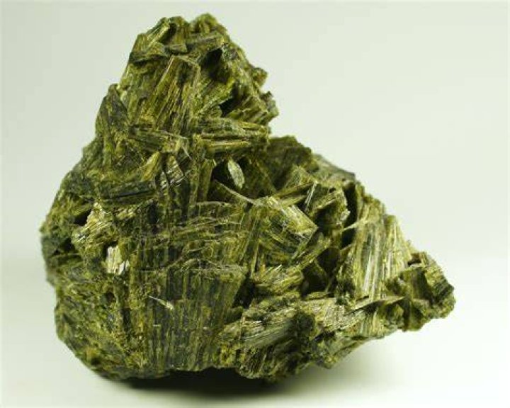 How do you identify epidote?