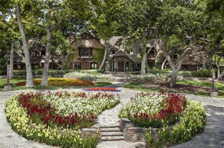 How far is Neverland from Los Angeles?